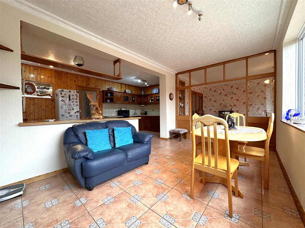 Breakfast Room 122