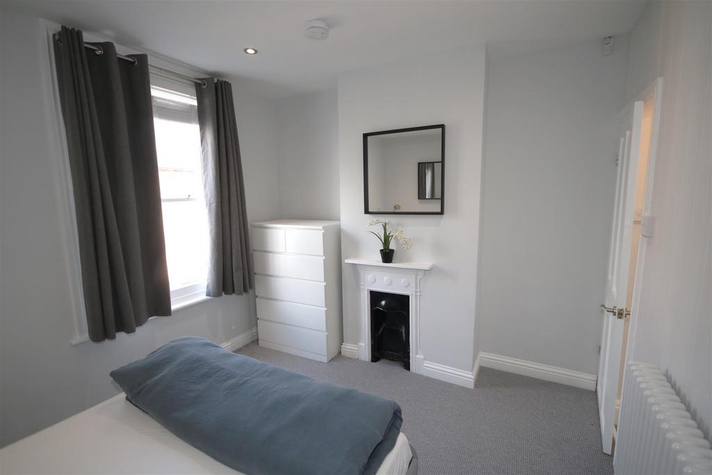 Bedroom 1b.JPG