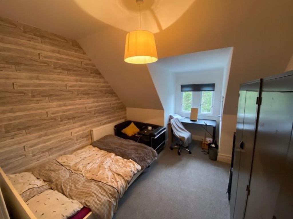 A cozy double bedroom featuring a comfortable b...