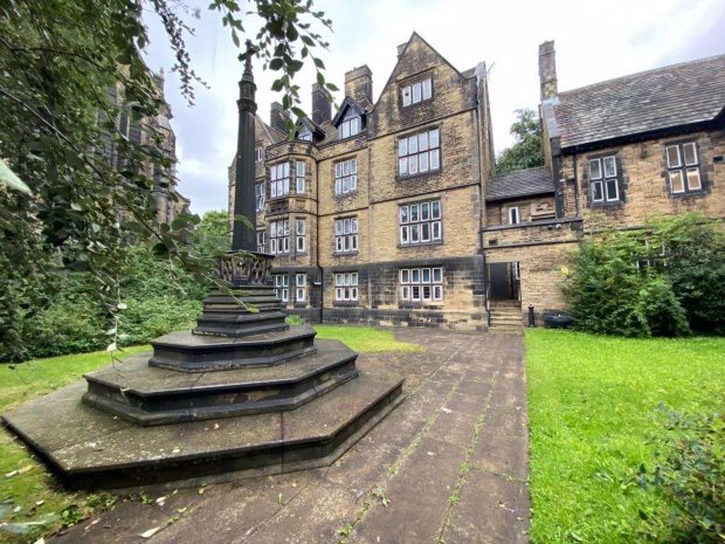 A charming historic terraced house with stone a...