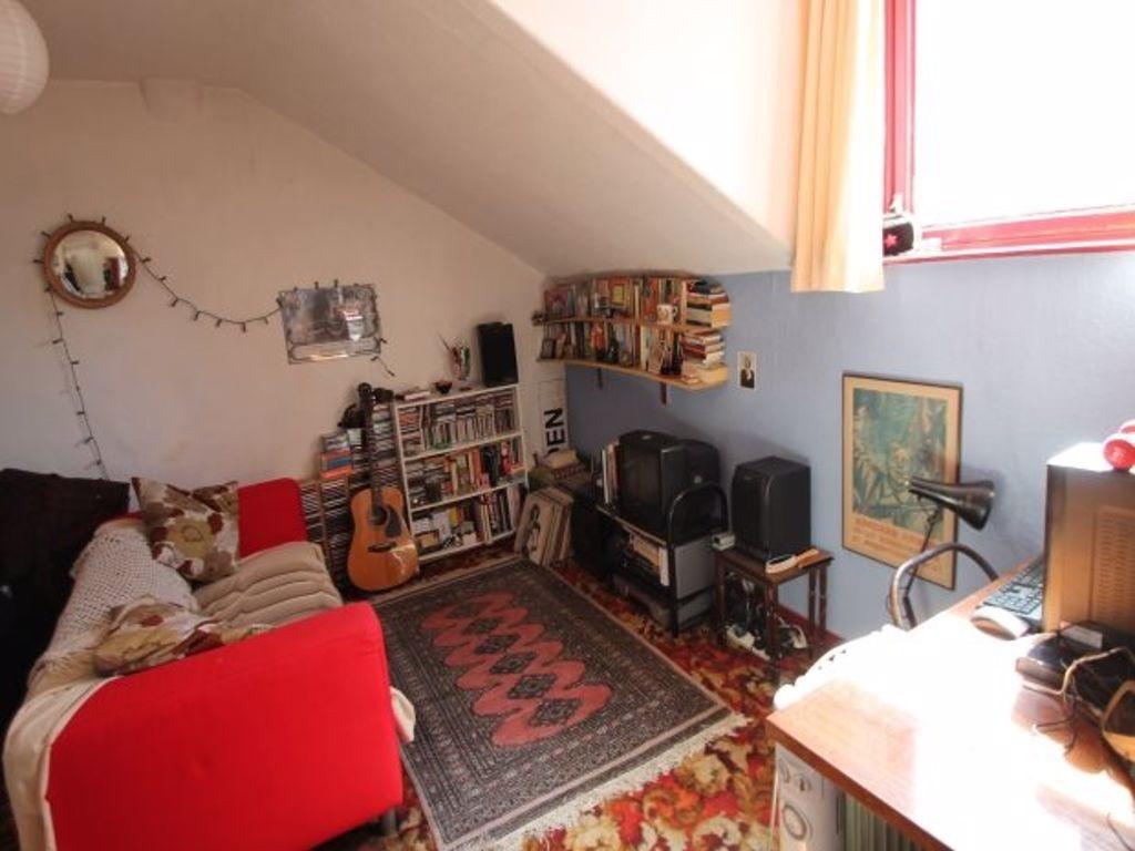Cosy double bedroom with a comfortable sofa/bed...