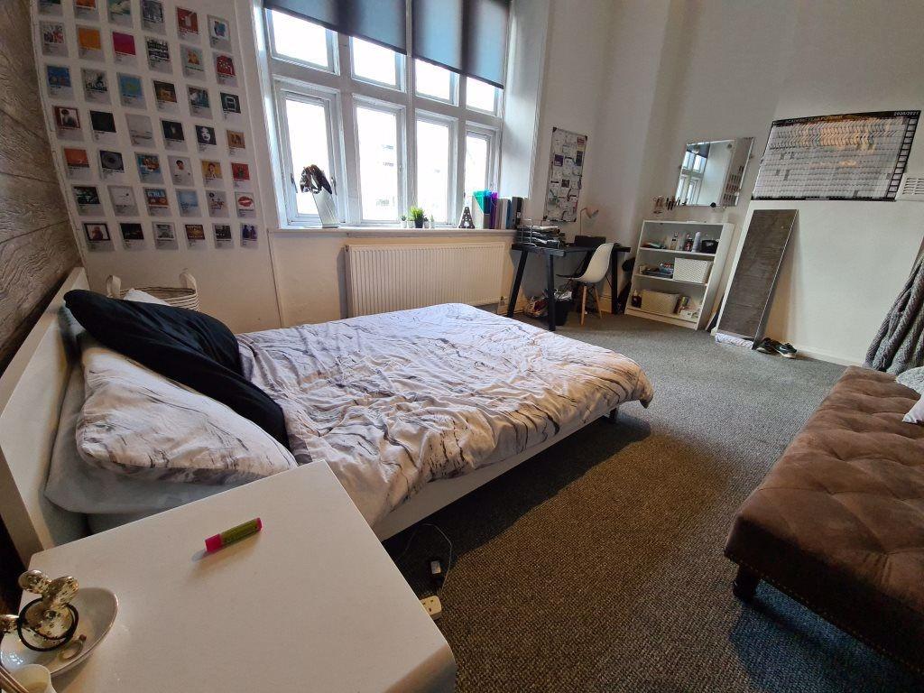 A cozy double bedroom featuring a comfortable b...