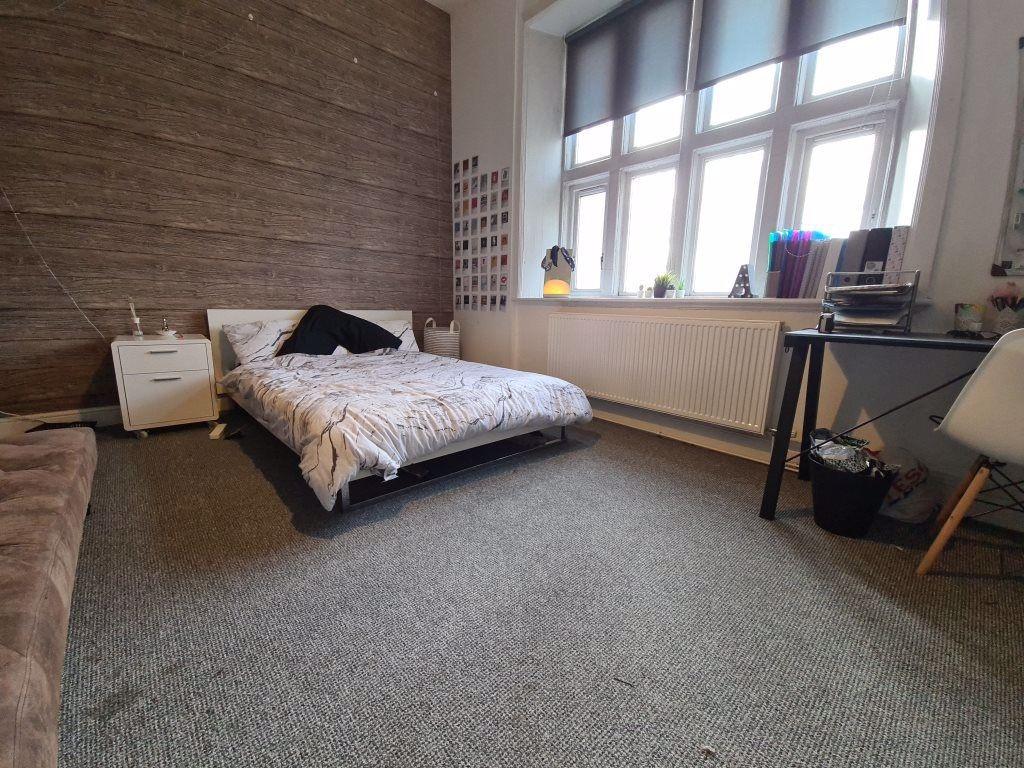 A well-kept double bedroom featuring a comforta...