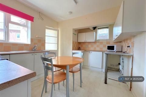 3 bedroom semi-detached house to rent, Sargeaunt Street, Leamington Spa, CV31