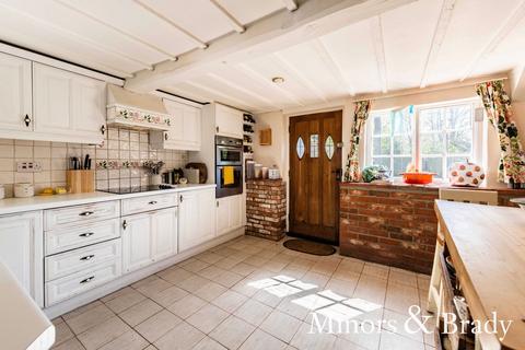 4 bedroom detached house for sale, The Street, Lenwade