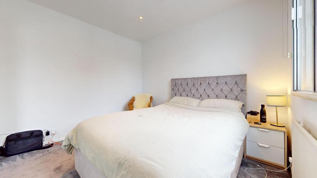 Bright, neatly presented double bedroom with a ...