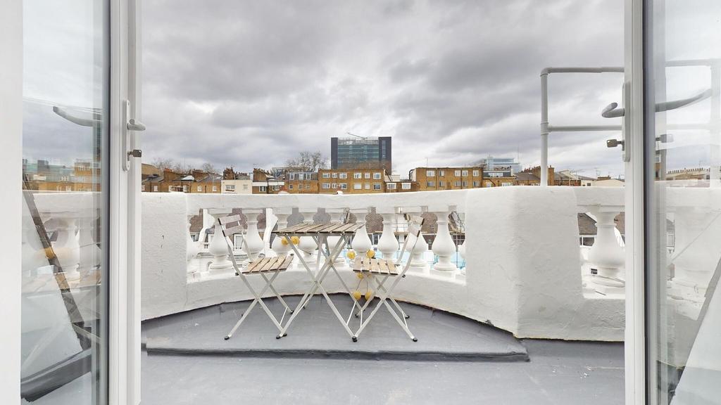 Sunny private roof terrace with a small bistro ...