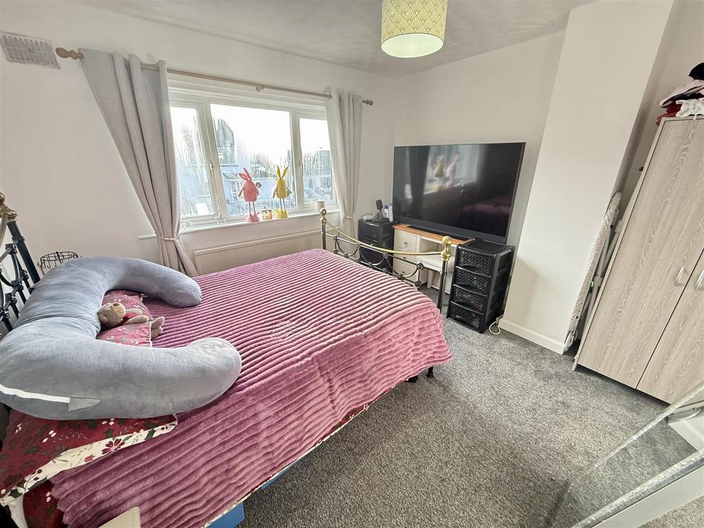 Front bedroom 2