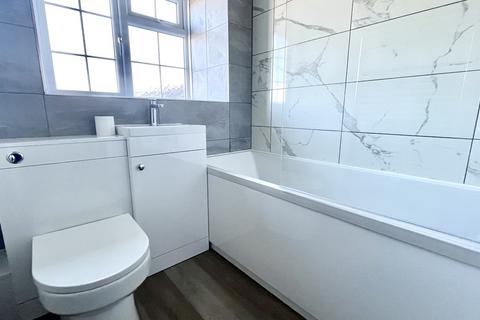 2 bedroom flat to rent, Kingston Road, Surbiton, Surrey. KT5 9NR