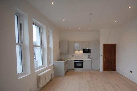 2 bedroom flat to rent, Chiswick High Road, London W4