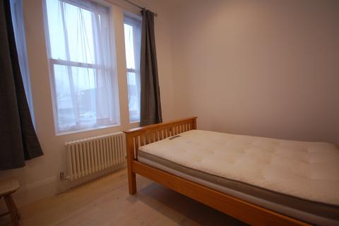 2 bedroom flat to rent, Chiswick High Road, London W4