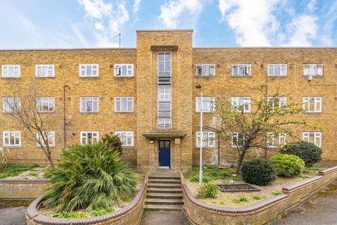 4 bedroom flat to rent, Jebb Avenue, London SW2
