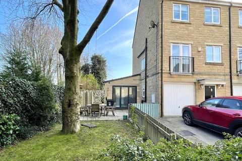 4 bedroom end of terrace house for sale, Miners Way, Halifax, HX3