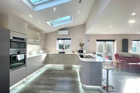 4 bedroom end of terrace house for sale, Miners Way, Halifax, HX3
