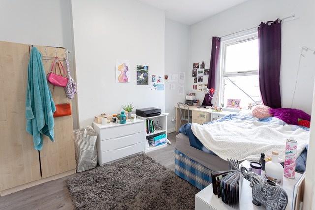 Bright double bedroom with storage and desk...