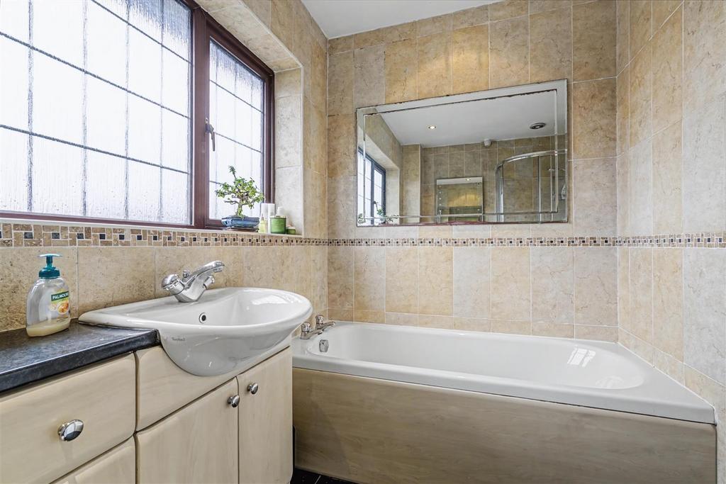 Bathroom 1 2.jpeg