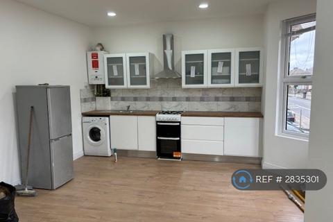 2 bedroom flat to rent, Romford, Romford, RM1