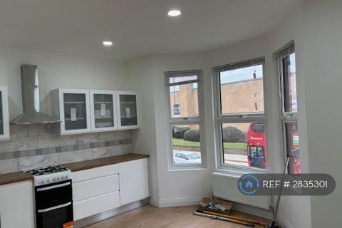 2 bedroom flat to rent, Romford, Romford, RM1