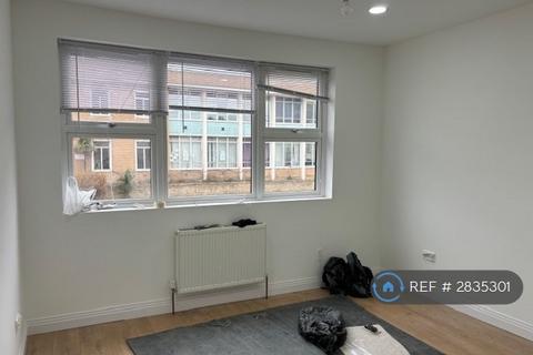 2 bedroom flat to rent, Romford, Romford, RM1