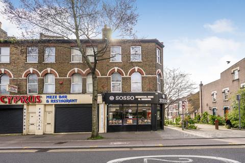 Studio to rent, Lea Bridge Road, London, E10