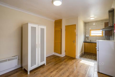 Studio to rent, Lea Bridge Road, London, E10