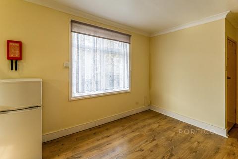 Studio to rent, Lea Bridge Road, London, E10