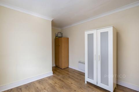 Studio to rent, Lea Bridge Road, London, E10