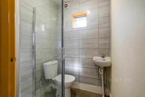 Studio to rent, Lea Bridge Road, London, E10