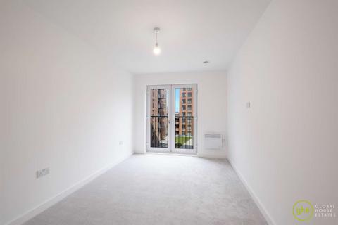 2 bedroom flat to rent, Grant Court, Salford, Manchester