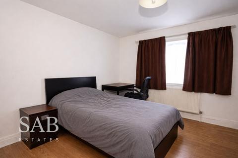 6 bedroom semi-detached house to rent, Hanover Circle, Hayes, UB3