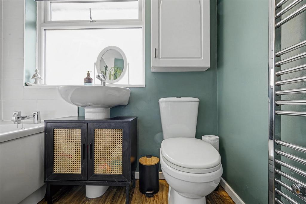 Bathroom 1 2.jpeg