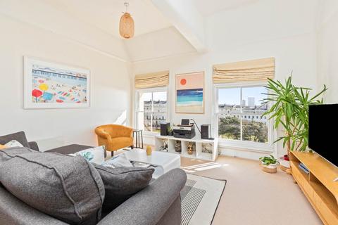 2 bedroom flat to rent, Adelaide Crescent, Hove