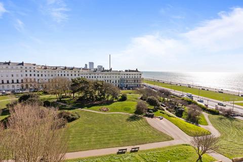 2 bedroom flat to rent, Adelaide Crescent, Hove