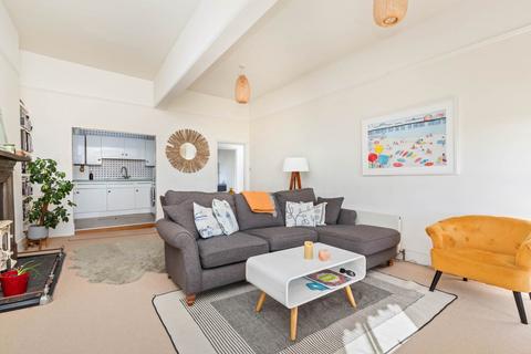 2 bedroom flat to rent, Adelaide Crescent, Hove