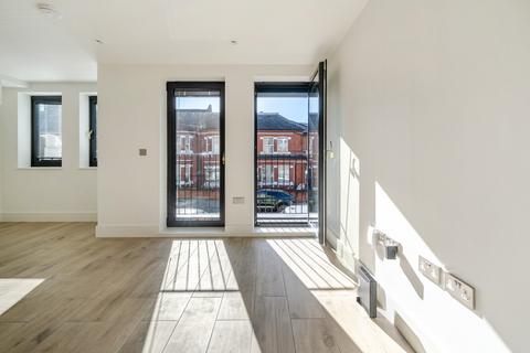 2 bedroom property to rent, Boundaries Road, London, SW12