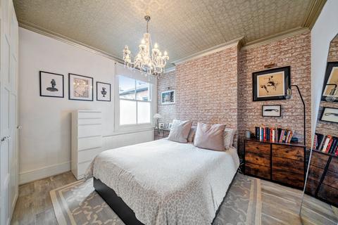 3 bedroom flat for sale, Durnsford Road, Southfields, London, SW19