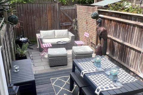 3 bedroom flat for sale, Durnsford Road, Southfields, London, SW19