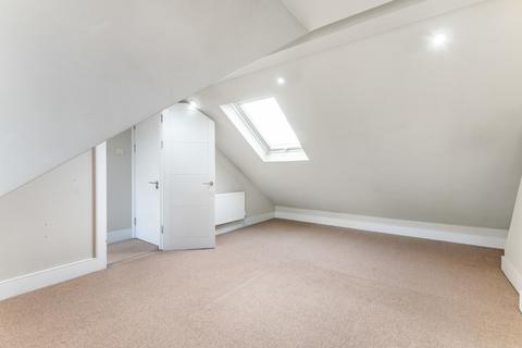 4 bedroom maisonette to rent, Burnbury Road, London, SW12
