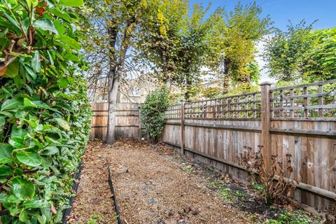 4 bedroom maisonette to rent, Burnbury Road, London, SW12
