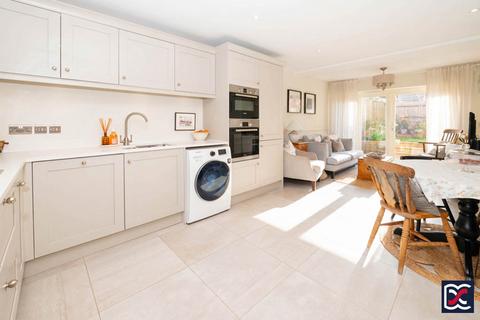 3 bedroom end of terrace house for sale, Paddock View, Old Stratford MK19