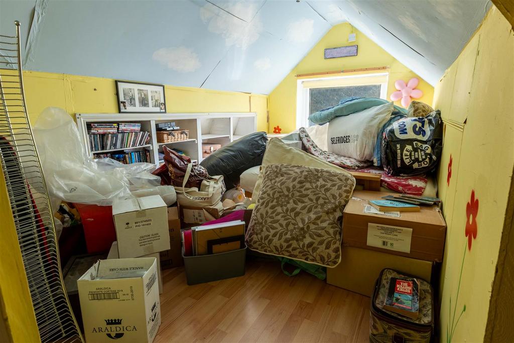 8 Hilton Av 24.jpg