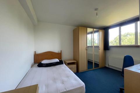 undefined, Wood Lane, Isleworth TW7