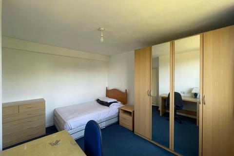 undefined, Wood Lane, Isleworth TW7