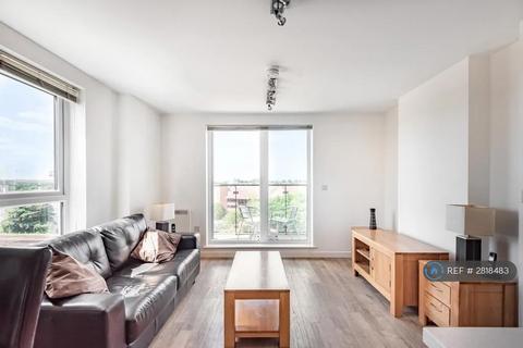 2 bedroom flat to rent, Nankeville Court, Woking, GU22
