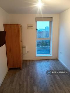 2 bedroom flat to rent, Nankeville Court, Woking, GU22