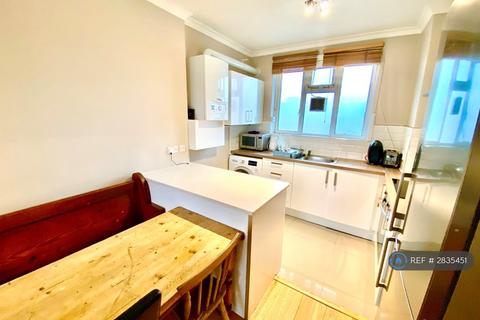 3 bedroom flat to rent, Kirtley House, London, SW8