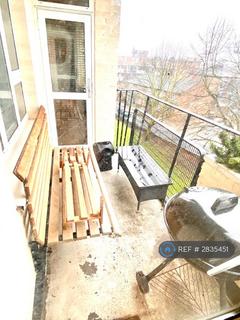 3 bedroom flat to rent, Kirtley House, London, SW8