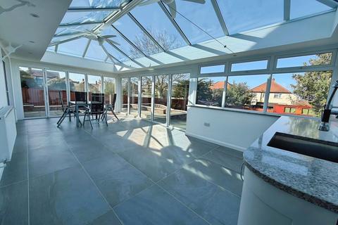 4 bedroom chalet to rent, Astley Crescent, Hunstanton, PE36