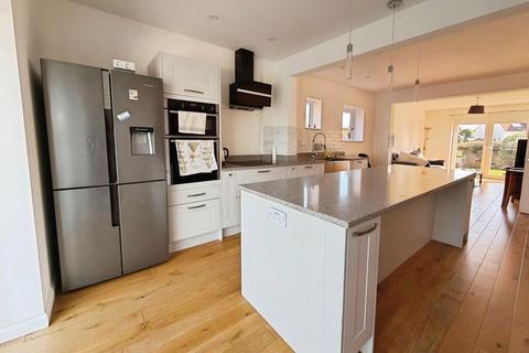 4 bedroom chalet to rent, Astley Crescent, Hunstanton, PE36