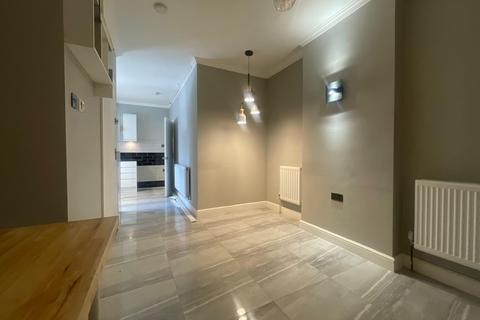 2 bedroom flat to rent, Bathurst Walk, Iver SL0